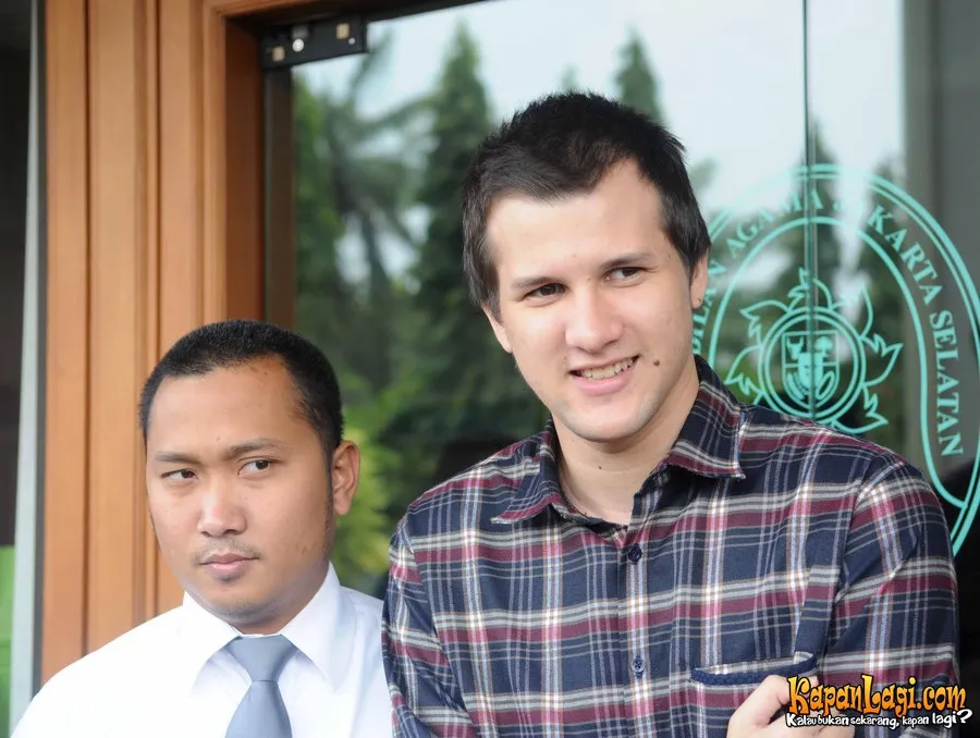 Stuart Collin terkejut luar biasa setelah mengatahu Risty Tagor melahirkan © KapanLagi.com®/Bayu Herdianto