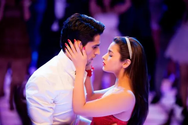 Alia Bhatt dan Sidharth Malhotra yang dipasangkan dalam 'STUDENT OF THE YEAR' @photos.filmibeat.com