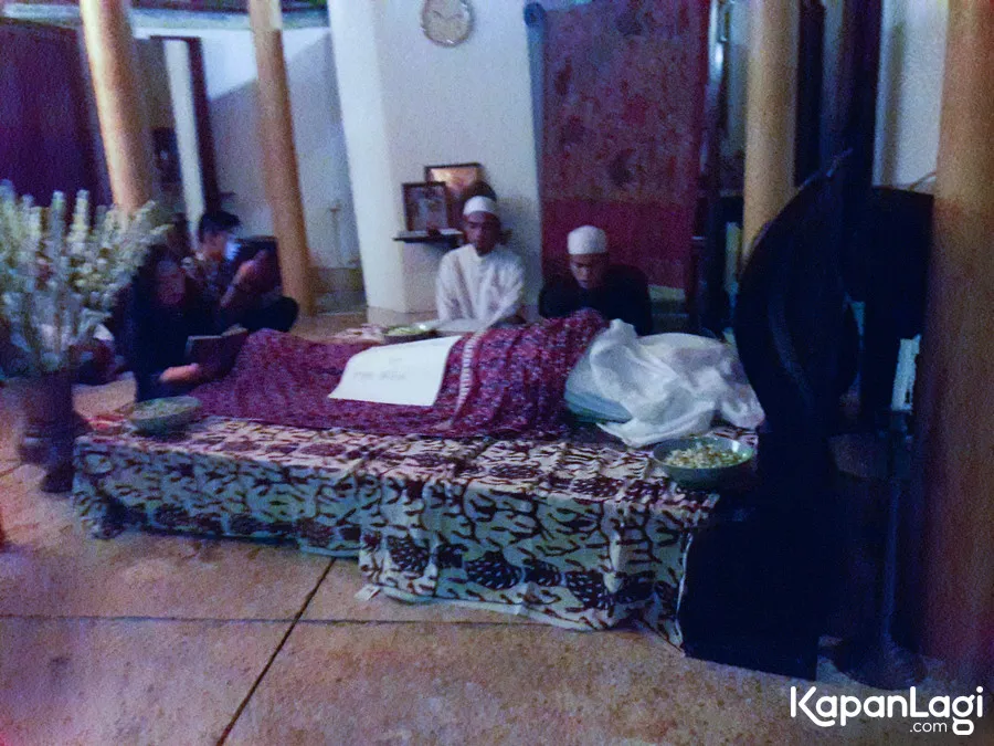 Jenazah almarhum suami Iga Mawarni. ŠKapanLagi.com/Budy Santoso