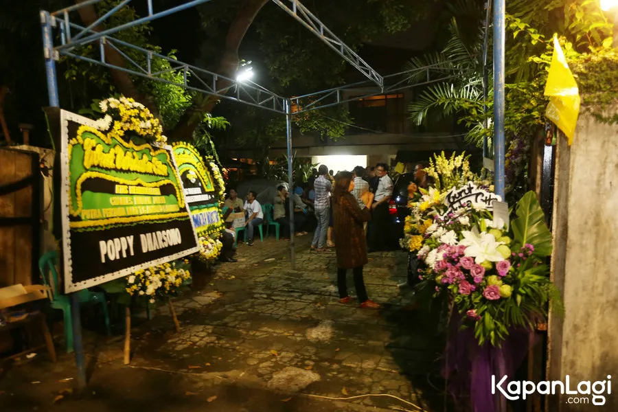 Karangan bunga di rumah duka suami Iga Mawarni. ŠKapanLagi.com/Budy Santoso