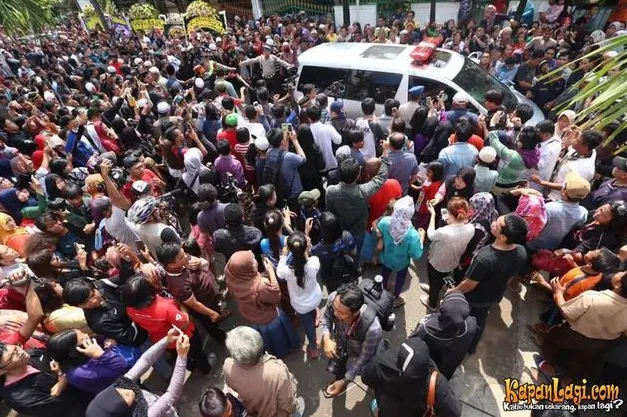 Suasana ricuh saat kedatangan jenazah Olga (28/3) © KapanLagi.com®/Budy Santoso