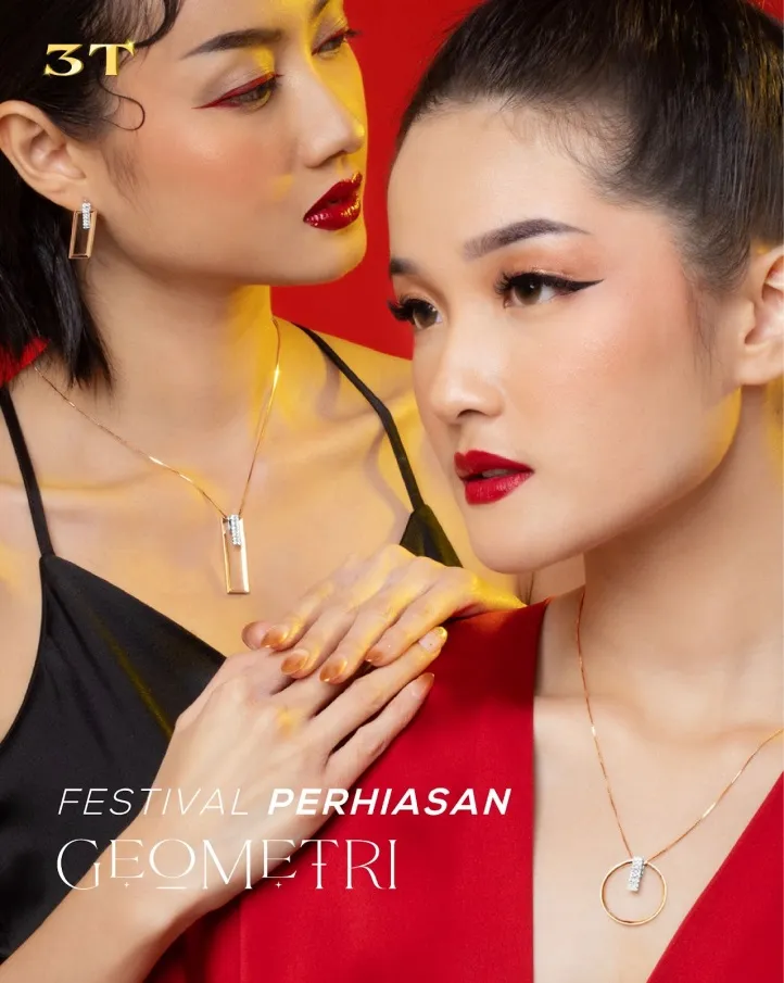 (c) The Palace Jeweler