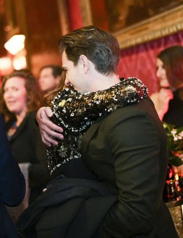 Emma Stone dan Andrew Garfield berpelukan di gala diner BAFTA 2017 © buzzfeed.com