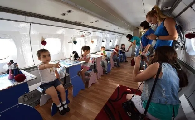 Sebuah kelas yang dibangun dari bekas pesawat terbang di Georgia © buzzfeed.com