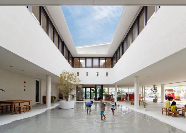 Taman kanak-kanak di Jepang ini memiliki desain yang memungkinkan terbentuknya kolam setelah hujan lebat © buzzfeed.com