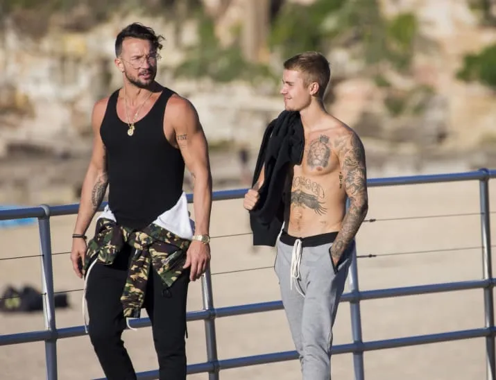Justin banyak menghabiskan waktu dengan Carl © via Buzz Feed
