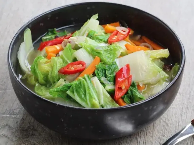 <p>Ilustrasi sayur bening sawi putih wortel/copyright shutterstock.com/aniestia n</p>