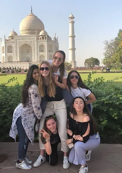 Suhana liburan di Taj Mahal bareng teman-teman sekolahnya di London ©instagram/gaurikhan