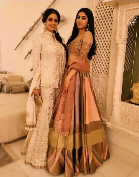 Khushi Kapoor cantik dengan lehenga warna pastel ©bollywoodlife