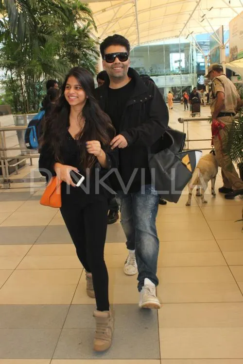 Suhana Khan terlihat tertawa akrab dengan Karan di bandara © Pinkvilla.com
