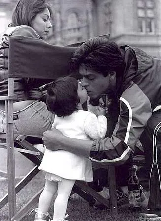 Ciuman mesra Shahrukh Khan dan Suhana, bikin iri! ©filmibeat