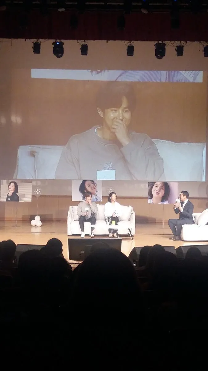 Suho dan Kim Go Eun di acara fanmeeting © Istimewa