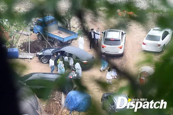 Seperi ini suasana lokasi menuju pernikahan Won Bin dan Lee Na Young yang berlangsung di sebuah desa. ©dispactch.co.kr