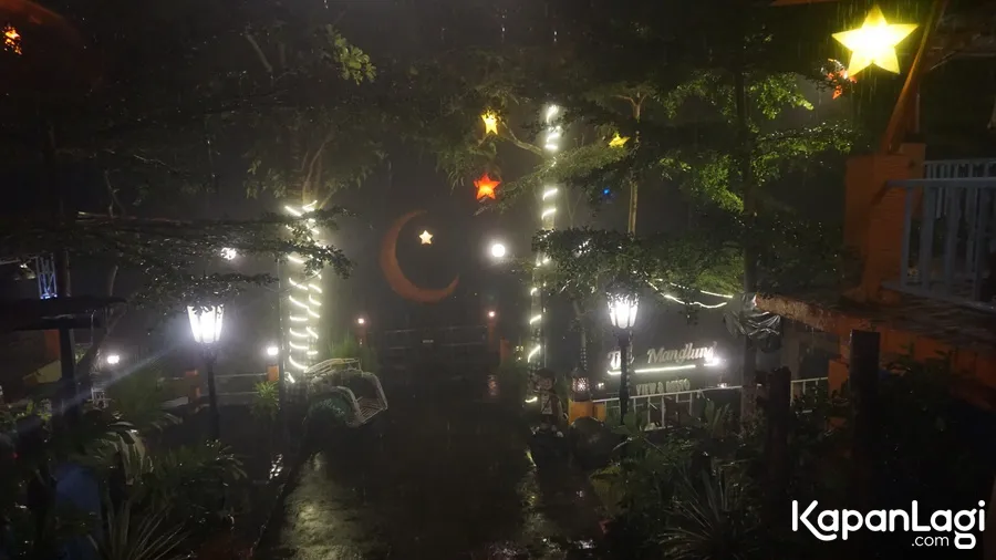 Suasana cafe saat hujan deras disertai angin mengguyur Gunungkidul setelah selesai syuting © KapanLagi.com/Mita Anandayu