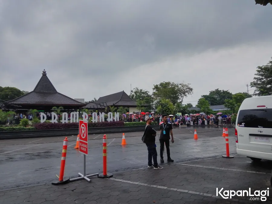 Candi Prambanan dipadati fans menunggu SUJU dan TVXQ © KapanLagi.com/Mita Anandayu