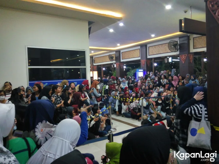 Fans menunggu SUJU dan TVXQ di Bandara Adi Sutjipto © KapanLagi.com/Mita Anandayu