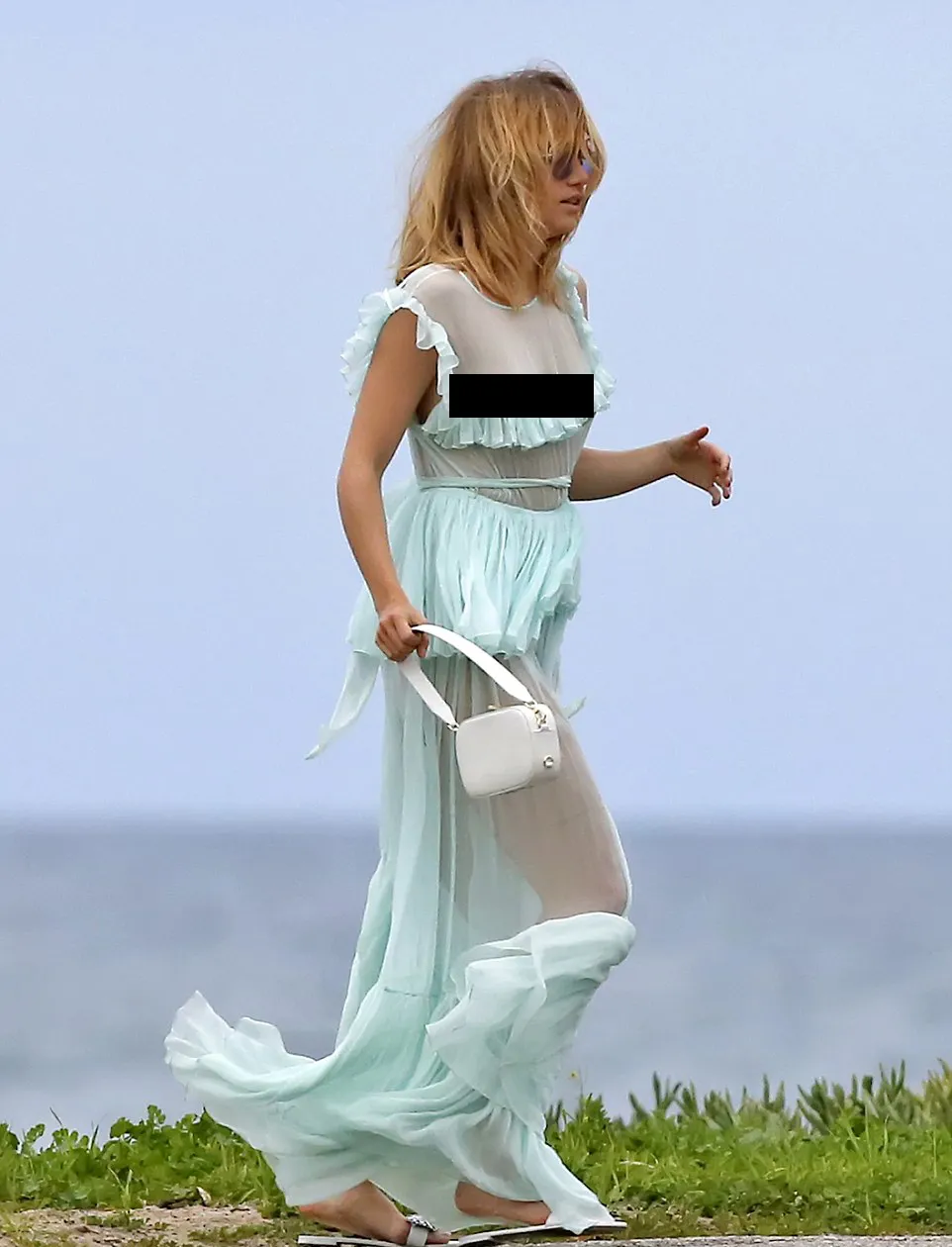 Suki nip slip di pinggir pantai © FameFlynet/dailymail.co.uk