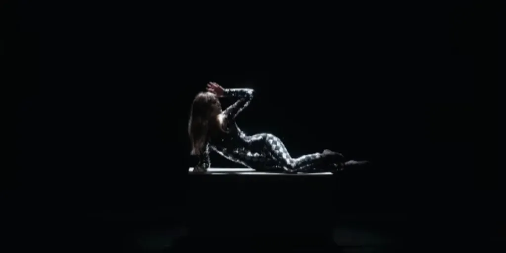 Suki Waterhouse - Put Me Through It