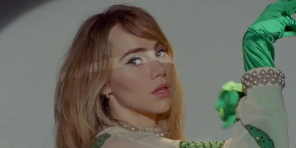 Suki Waterhouse - On Your Thumb