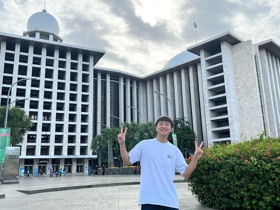 Foto Yusuke di depan Masjid Istiqlal, Credit: Instagram/skzk_yusuke