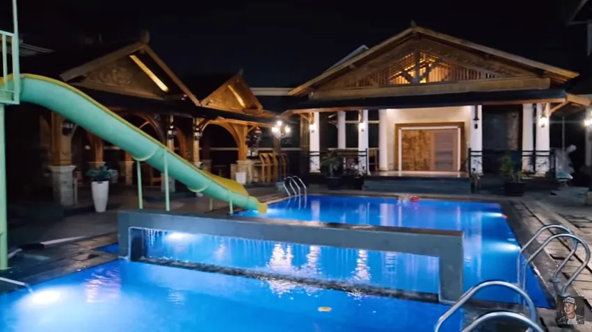 Hantu baju merah ternyata korban pemerkosaan yang dipenggal kepalanya © YouTube.com/Raditya Dika