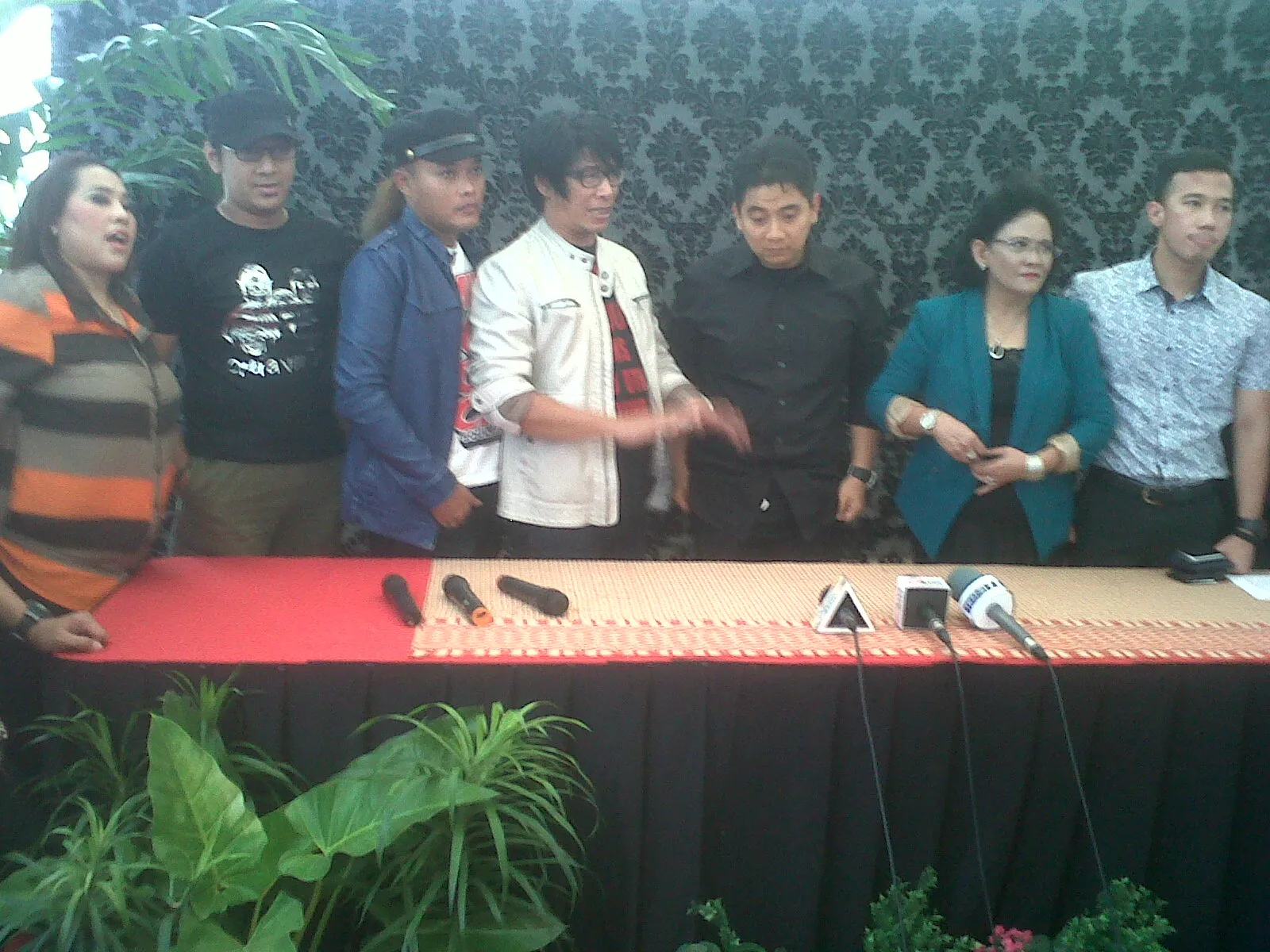 Pihak Sule, Nunung, dan kawan-kawan bersama pihak Andhika Foto: KapanLagi.com/aha/uji