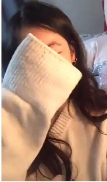 Sulli menolak memperlihatkan kucingnya karena ia sedang tak pakai celana. © Koreaboo.com