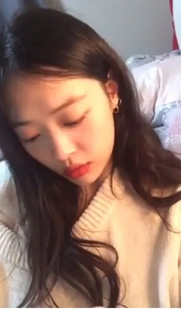 Live sambil memangku kucingnya, fans ingin melihat peliharaannya lebih dekat. © Koreaboo.com