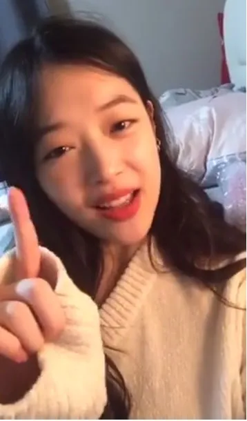 Bintang 23 tahun itu menegaskan kalau rumor dia balikan dengan Choiza tak benar. © Koreaboo.com