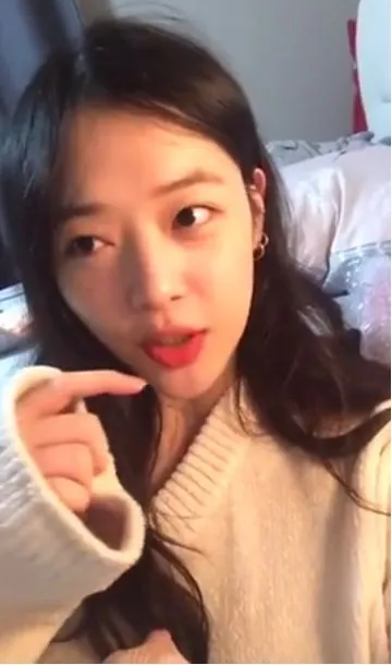 Sulli saat live di Instagram menyapa fans. © Koreaboo.com