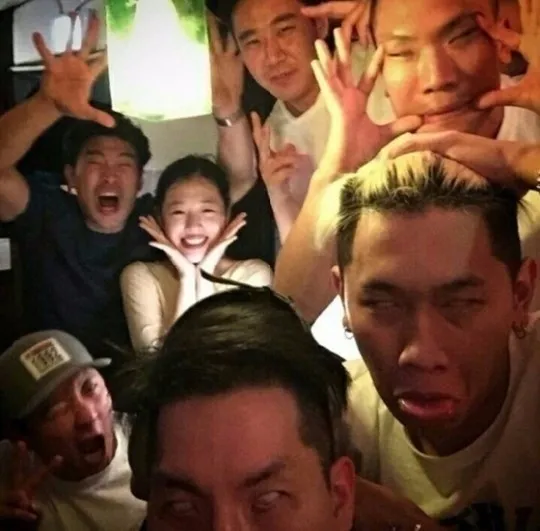 Sulli dan Choiza saat menghabiskan waktu bersama para sahabat. ©soompi.com