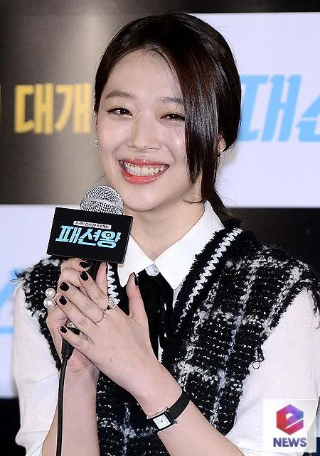 Sulli f(x) saat muncul pertama kalinya setelah menyatakan vakum dari dunia entertainment @mwave.interest.me