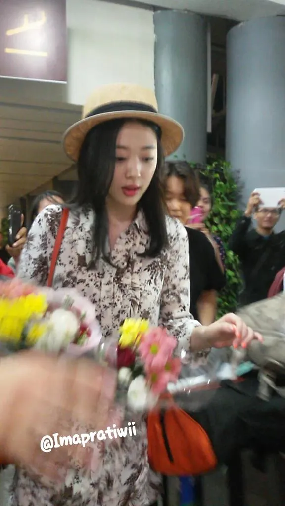 Sulli fx sempat terkejut karena banyak fans yang menyambutnya di Bandara Ngurah Rai, Bali. credit to ©Imapratiwi
