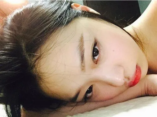 Selfie terbaru Choi Sulli yang bikin netizen heboh. ©Instagram/jin_ri_sul