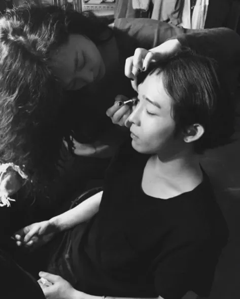 Sulli jadi MUA © Istimewa