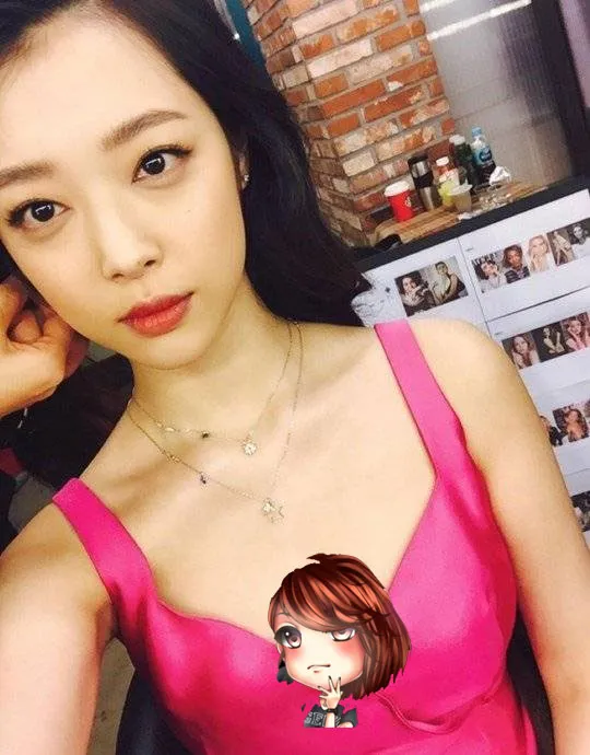 Choi Sulli selfie pamer bagian pribadi yang langsung bikin heboh penggemar. ©Instagram/jin_ri_sul