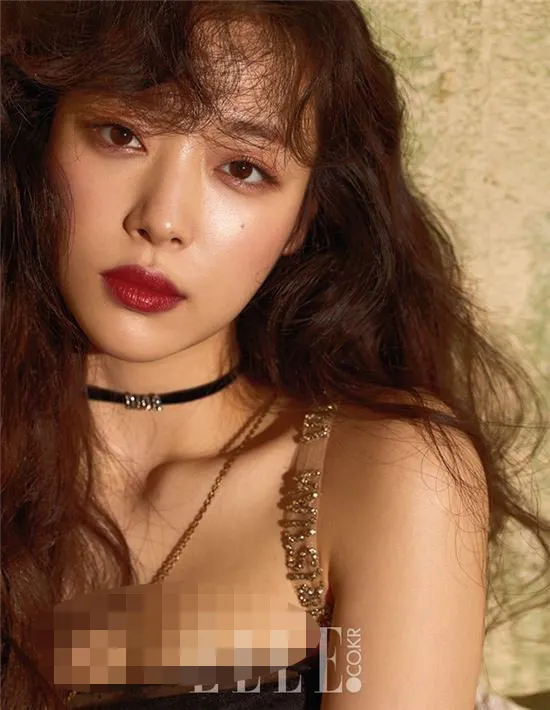Sulli kembali tunjukkan keseksiannya © Elle Magazine