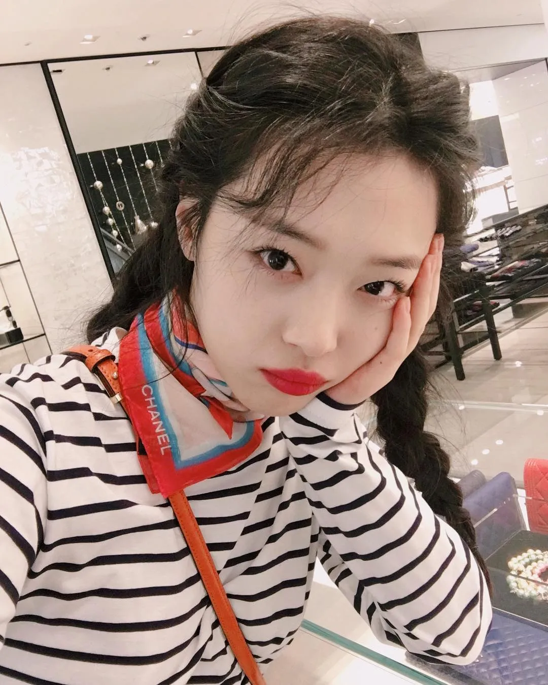 Nggak lagi posting foto aneh-aneh, Sulli berhenti dikritik. ©Instagram/jelly_jill
