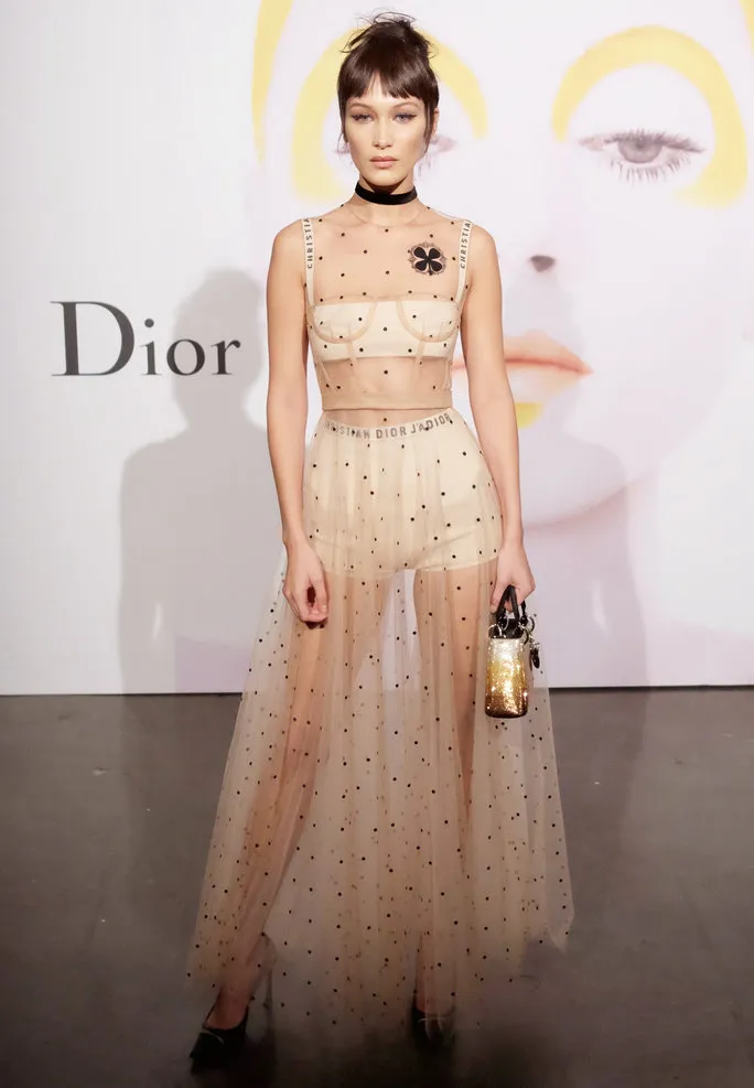 Bella terlebih dulu memakai dress Dior ini © instyle.com