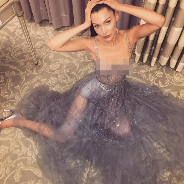 Bella saat menghadiri Dior Party di Paris © instagram.com/bellahadid