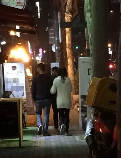 Foto Sulli dan Choiza ketika kencan Rabu malam (15/4) © allkpop.com