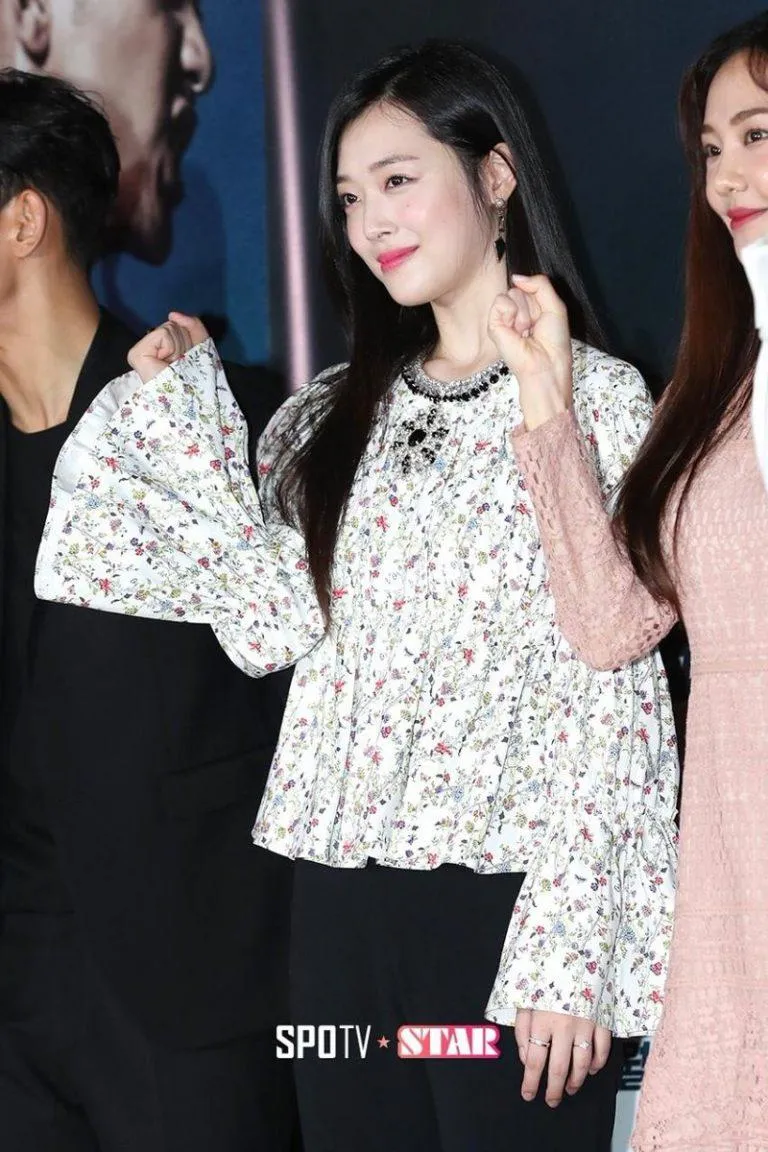 Sulli tampil cantik dengan blouse keluaran terbaru Giambattista Valli seharga Rp 37 juta © koreaboo