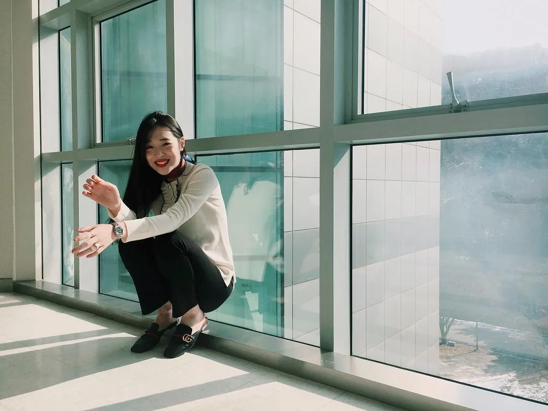 Sulli memamerkan senyumnya meski baru saja putus dari Choiza. ©Instagram/jelly_jilli