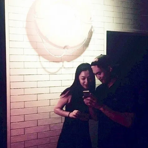 Sulli dan Choiza dalam momen mesra pertama kali diunggah di medsos. ©netizen buzz