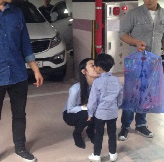 Momen saat Sulli berikan ciuman pada anak Gaeko Dynamic Duo. © soompi.com