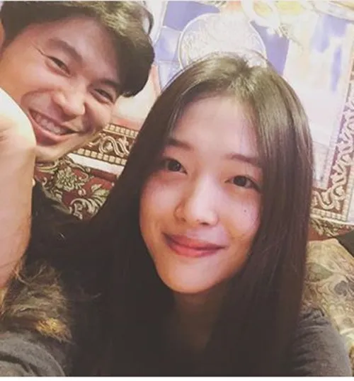 Selfie bahagia pasangan idol, Sulli dan Choiza. ©soompi.com