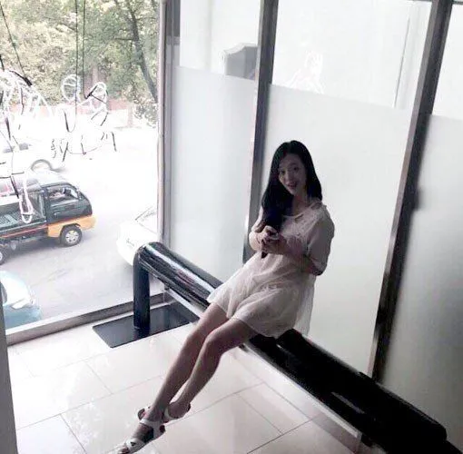 Sosok Sulli yang mencuri perhatian lagi. ©koreaboo.com