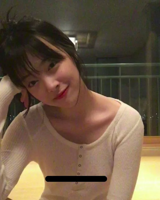 Selfie Sulli yang tak memakai bra. ©Instagram/jelly_jilli