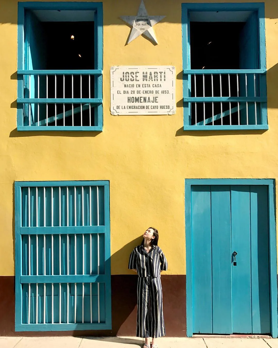Sulli menikmati liburan di Cuba. ©Instagram/jelly_jilli