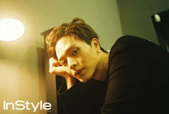 Sungjae BTOB dalam pemotretan terbarunya. © InStyle